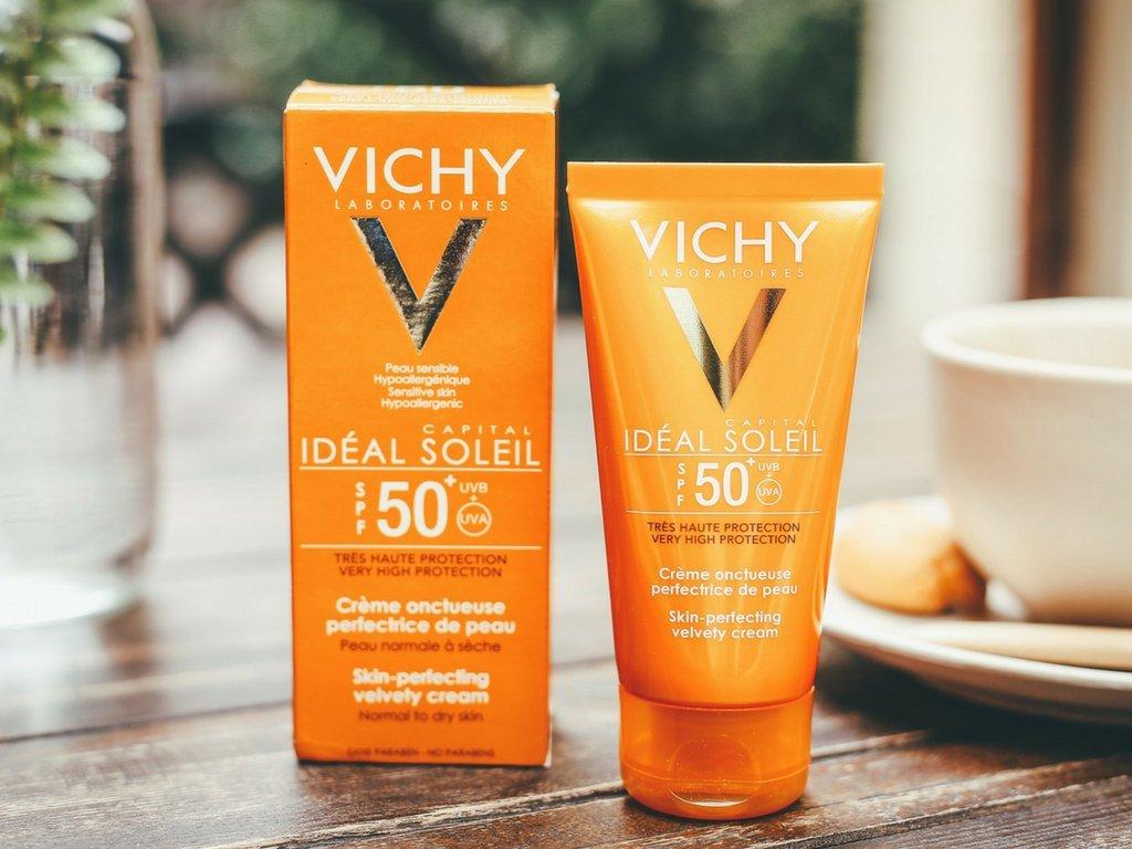 Review kem chống nắng Vichy Ideal Soleil Mattifying Face Fluid Dry Touch SPF 50 Pa+++: Kiềm dầu và không gây nhờn rít - BlogAnChoi